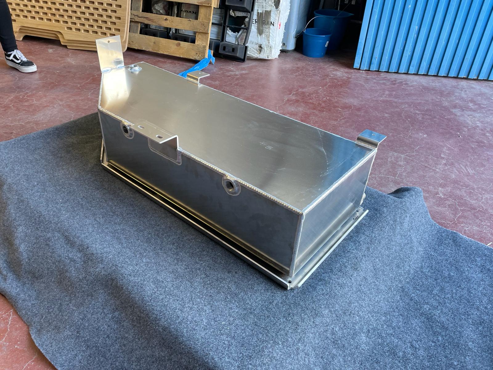 Wassertank 70 l Unterflur aus Aluminium Fahrerseite - Abwasser für MAN TGE VW Crafter ab 2017