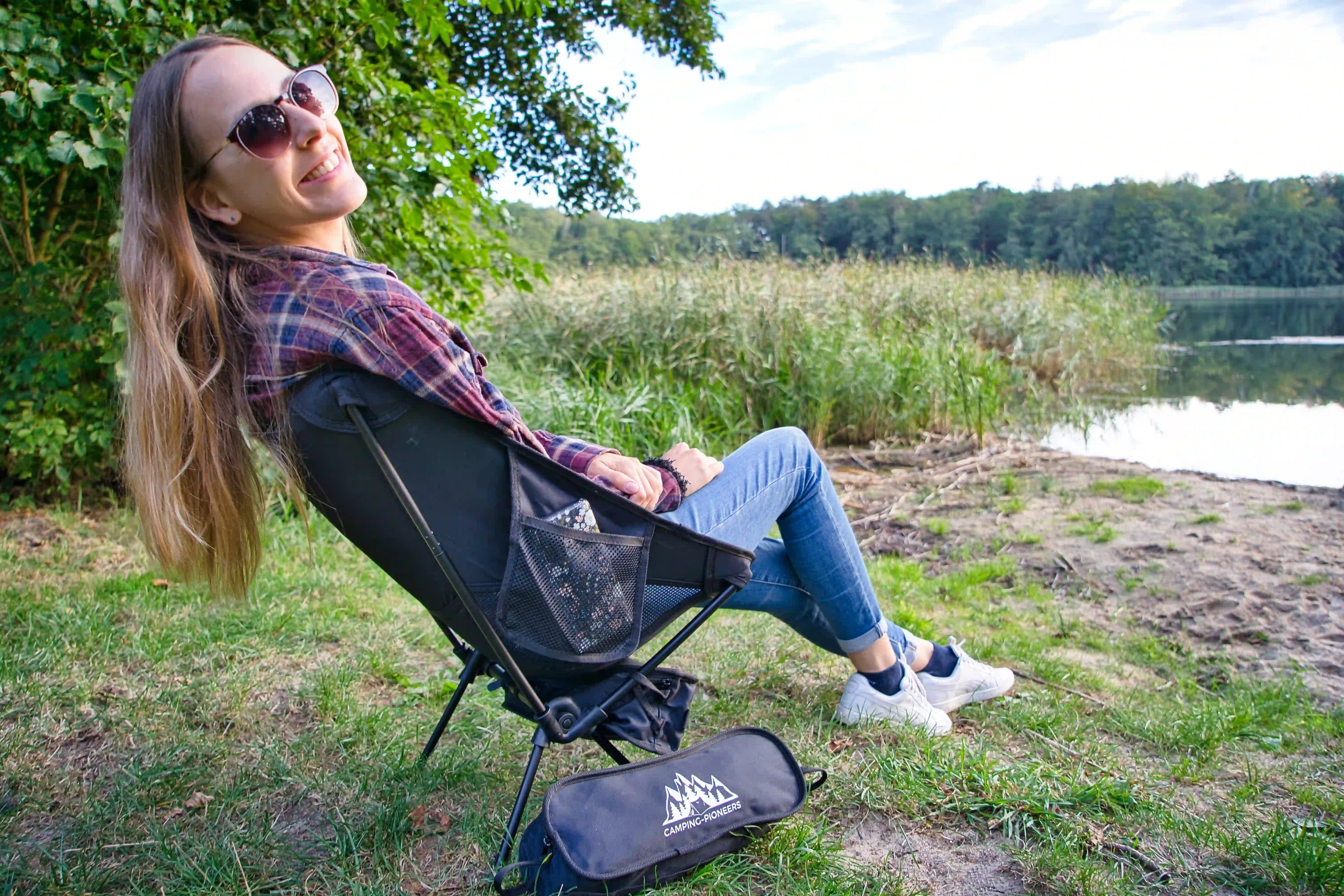 Compact camping chair "Smart Pioneer" - small pack size with plenty of storage space