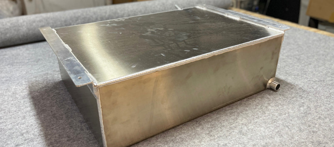 Mercedes Sprinter Wassertank 80 l aus Aluminium - Ersatzradbereich
