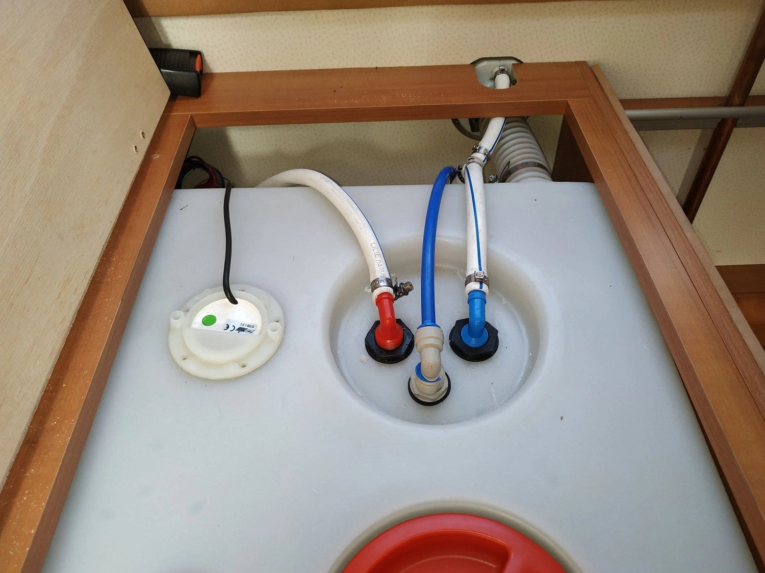 Water filter with fixed water connection for campers and motorhomes