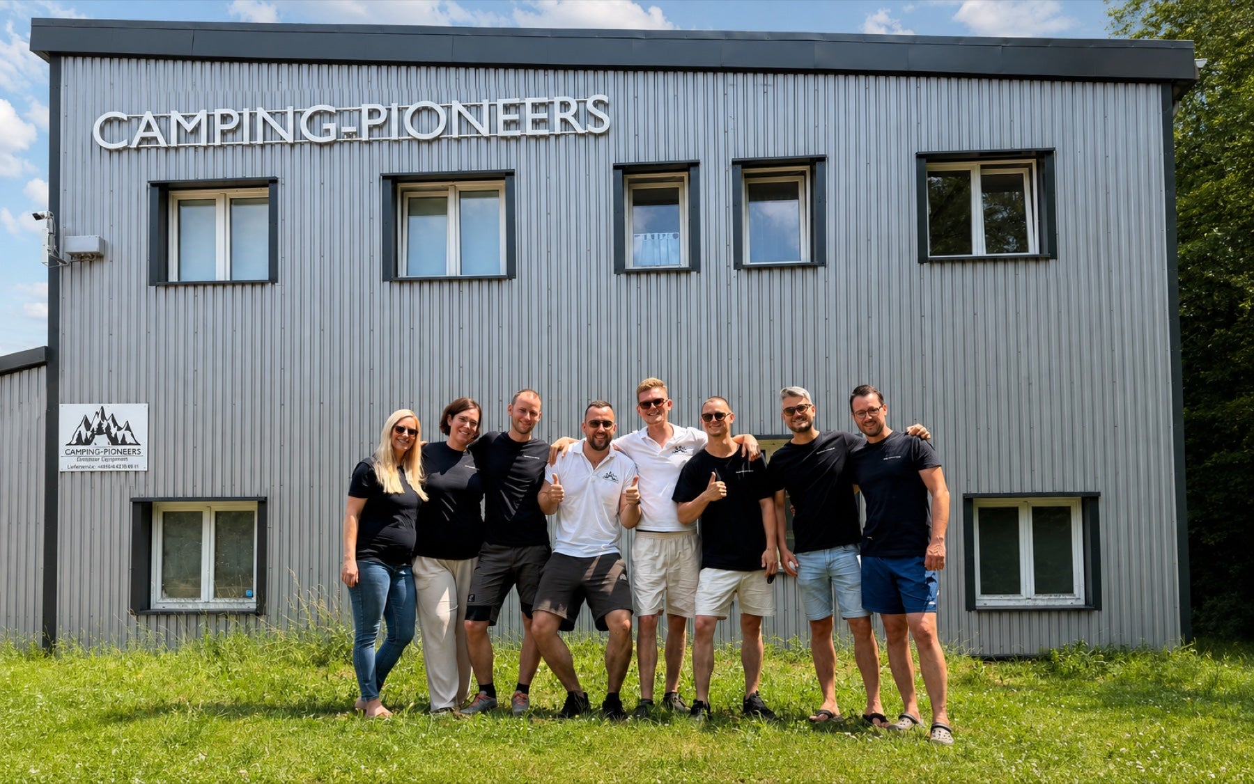 The CAMPING-PIONEERS team in front of the showroom in Bad Berka.